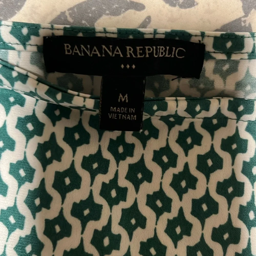 Banana Republic Asymmetrical Green & White Patterned Spaghetti Strap Flowing Top - Picture 4 of 4